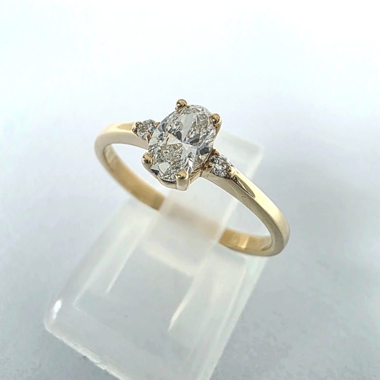 Pierścionek z brylantami lab-grown 0,45 ct – złoto 585 – widok boczny – ABGOLD Baczyński