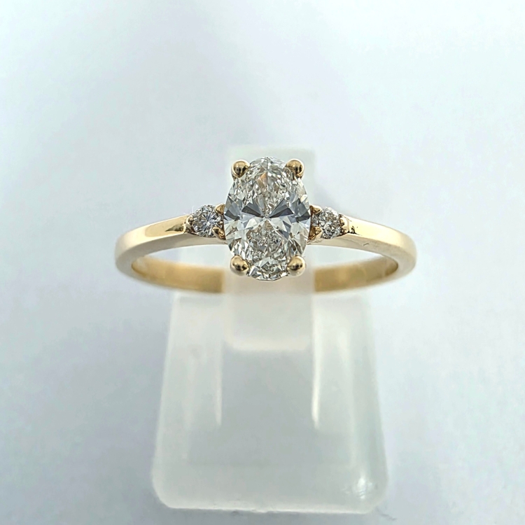 Pierścionek z brylantami laboratoryjnymi 0,45 ct – złoto próba 585 – widok z góry – ABGOLD Baczyński