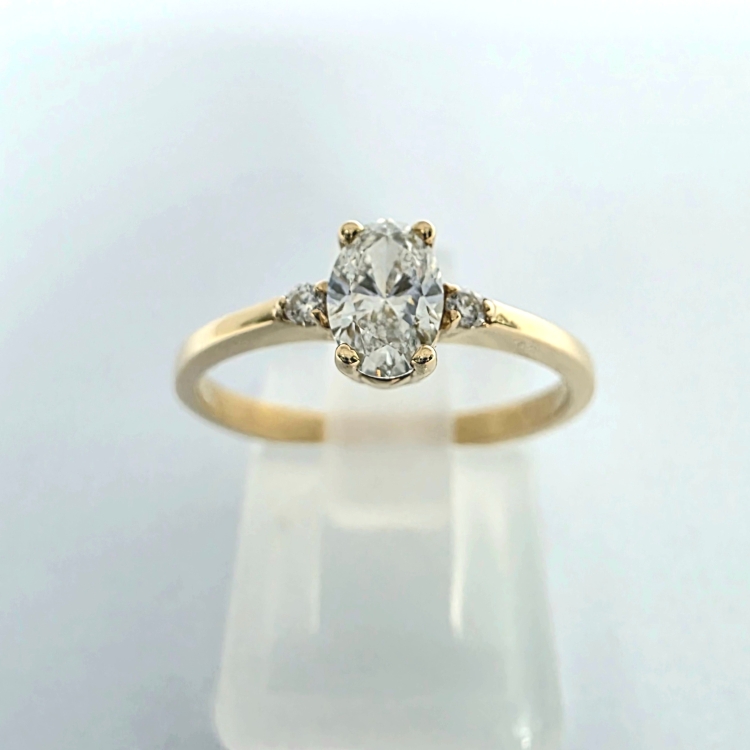 Złoty pierścionek z brylantami lab-grown 0,45 ct – próba 585 – perspektywa boczna – ABGOLD Baczyński