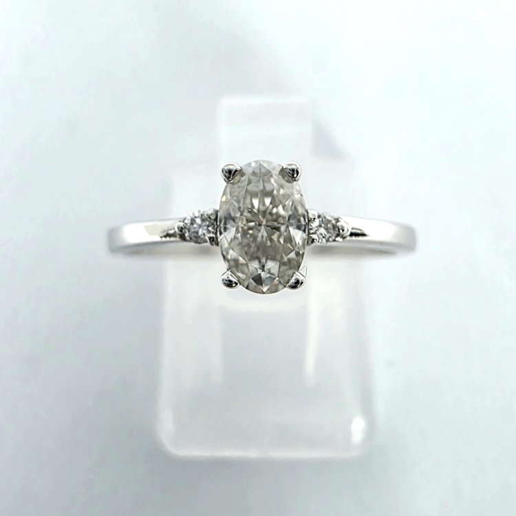 Pierścionek z diamentami ok. 0,45 ct – białe złoto – perspektywa pod kątem – ABGOLD Baczyński