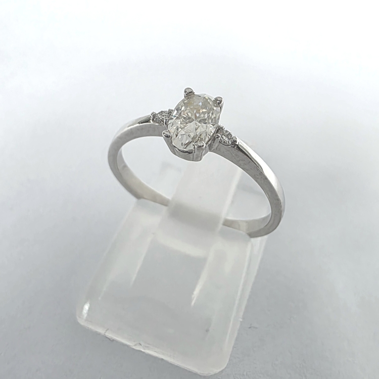 Białe złoto 585 – pierścionek z diamentami ok. 0,45 ct – ujęcie boczne – ABGOLD Baczyński