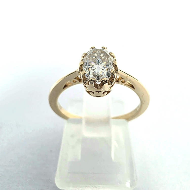 Pierścionek zaręczynowy z żółtego złota próba 585 z owalnym moissanitem – ujęcie pod kątem – ABGOLD Baczyński