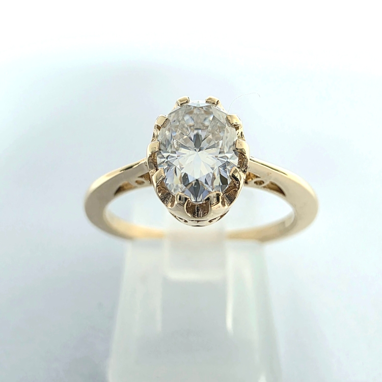 Pierścionek zaręczynowy z żółtego złota próba 585 z owalnym moissanitem – widok z przodu – ABGOLD Baczyński