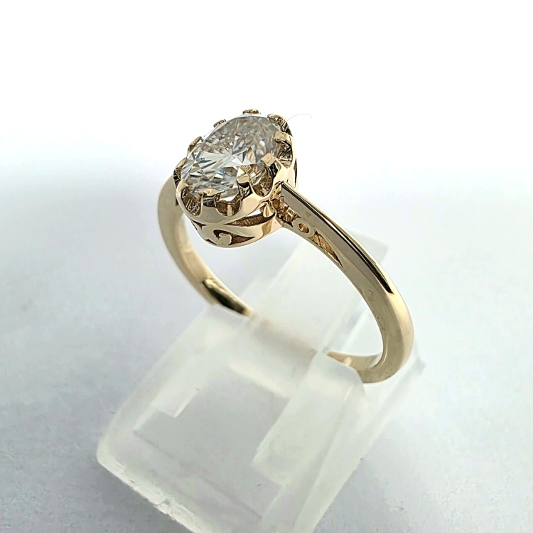 Pierścionek zaręczynowy z żółtego złota próba 585 z owalnym moissanitem – widok z góry – ABGOLD Baczyński