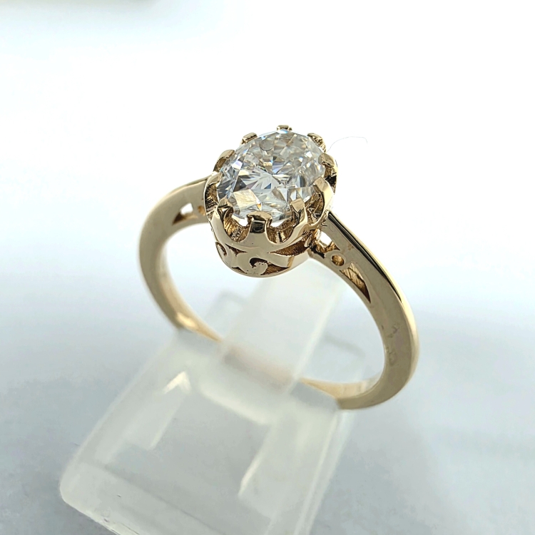 Pierścionek zaręczynowy z żółtego złota próba 585 z owalnym moissanitem – widok z góry – ABGOLD Baczyński