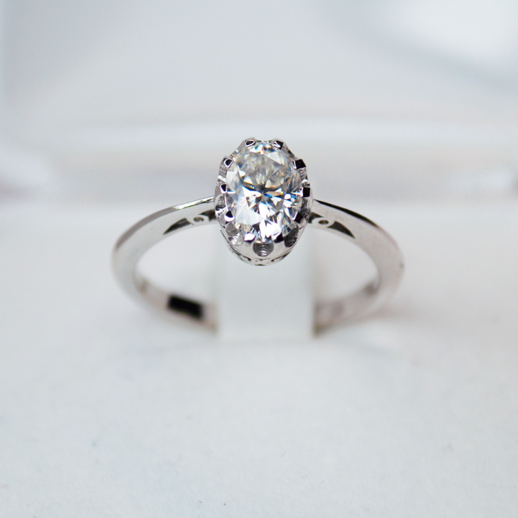 Pierścionek vintage art deco z białego złota próba 585 z owalnym moissanitem – widok z góry – ABGOLD Baczyński