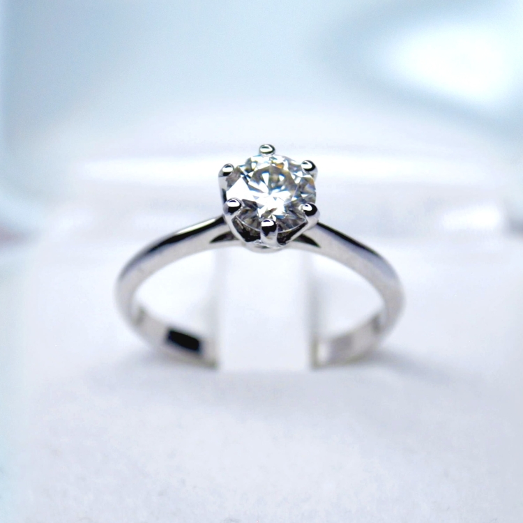 Pierścionek zaręczynowy z diamentem – Ujęcie frontalne (studio) – ABGOLD Baczyński 20251210_163427.jpg