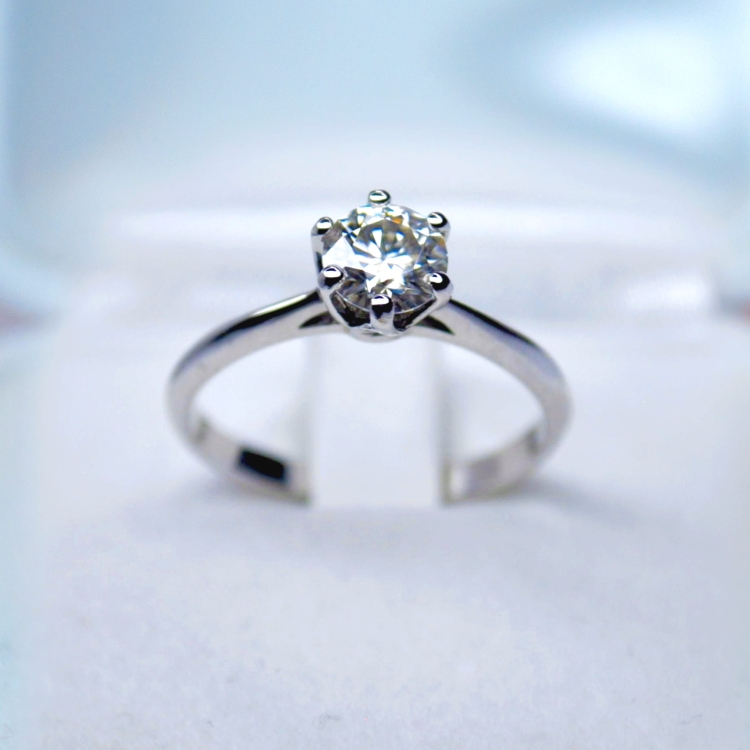 Pierścionek zaręczynowy z białego złota próba 585 z moissanitem – widok z przodu – ABGOLD Baczyński