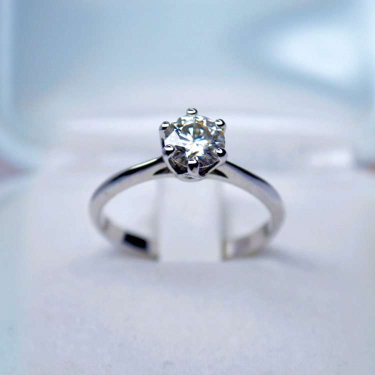 Pierścionek zaręczynowy z diamentem – Ujęcie frontalne (studio) – ABGOLD Baczyński