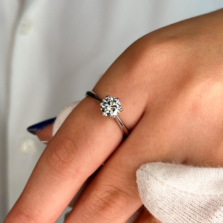 Pierścionek zaręczynowy z diamentem – białe złoto 585 – ujęcie na dłoni (inne światło) – ABGOLD Baczyński