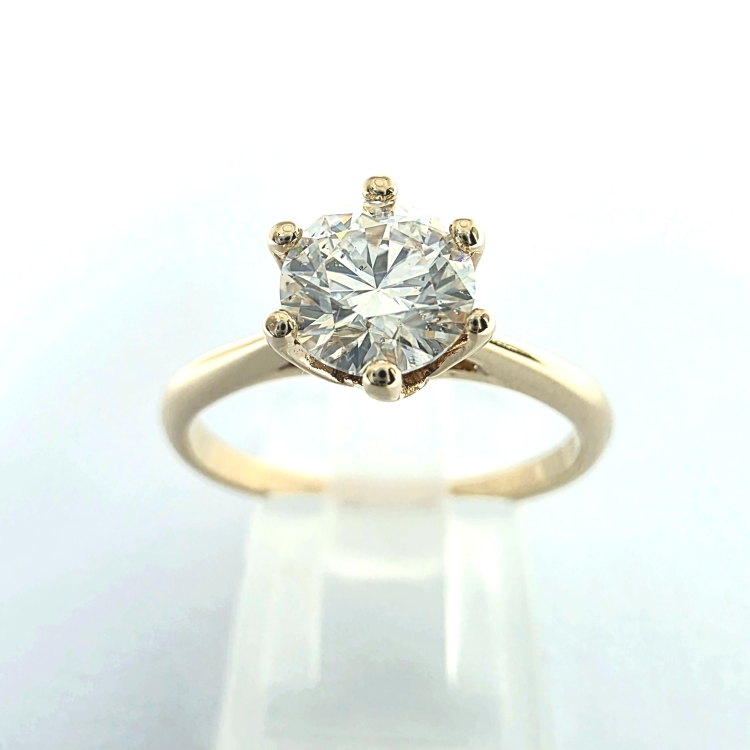 Pierścionek zaręczynowy z diamentem Lab-Grown 1,0 ct – złoto 585 – na ryglu jubilerskim (front) – ABGOLD Baczyński