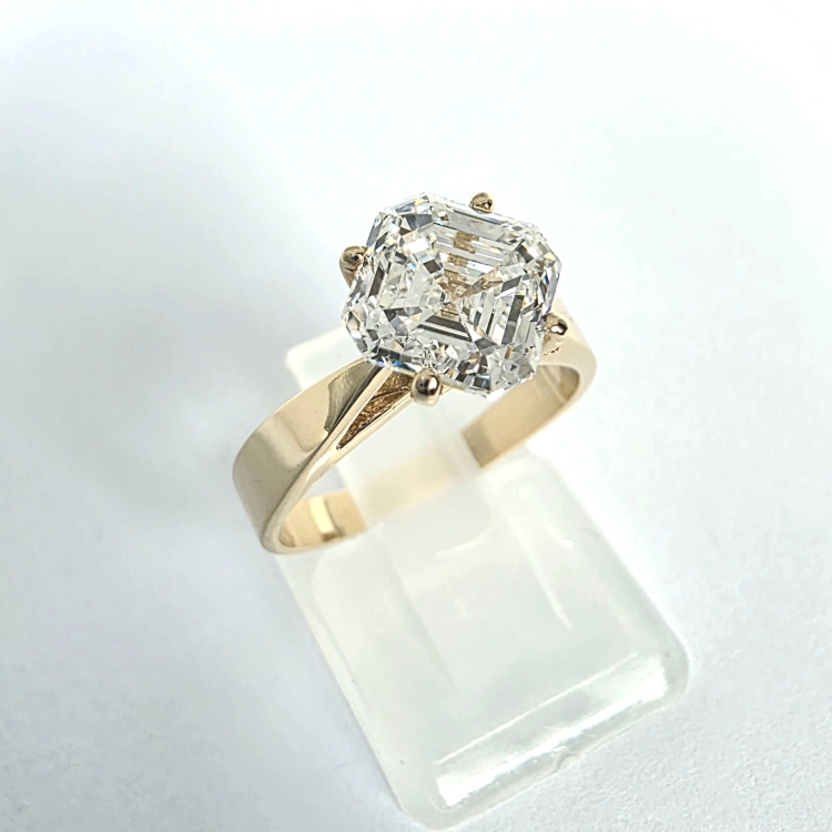 Złoty pierścionek próba 585 z diamentem lab grown 2,0 ct szlif Asscher – ujęcie boczne – ABGOLD Baczyński