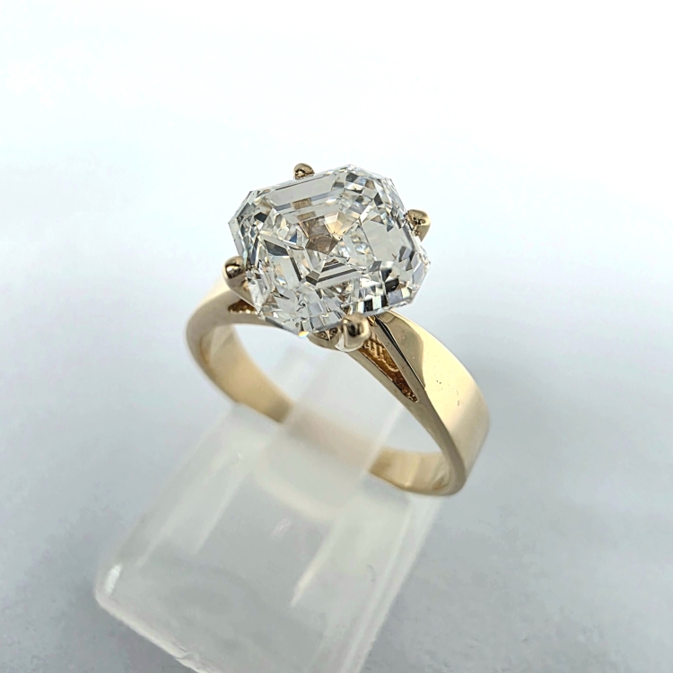 Złoty pierścionek próba 585 z diamentem lab grown 2,0 ct szlif Asscher – ujęcie pod kątem – ABGOLD Baczyński