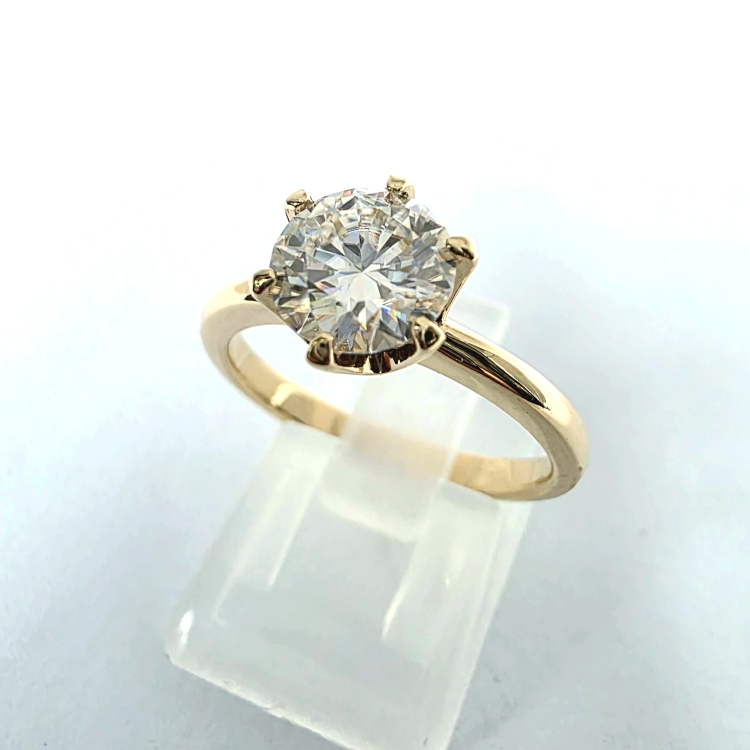 Pierścionek zaręczynowy z żółtego złota próba 585 z moissanitem 1,20 ct – ujęcie pod kątem – ABGOLD Baczyński