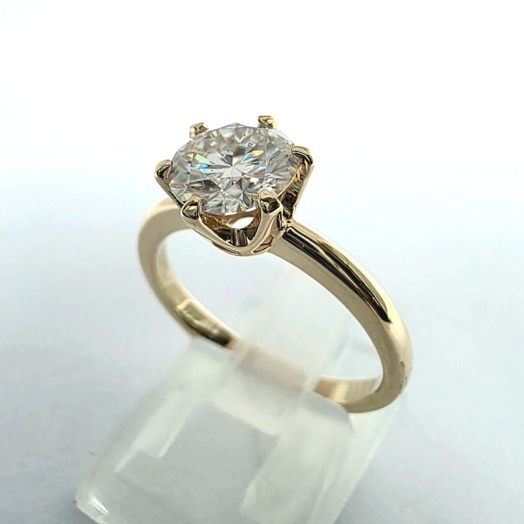 Pierścionek zaręczynowy z żółtego złota próba 585 z moissanitem 1,20 ct – ujęcie pod kątem – ABGOLD Baczyński