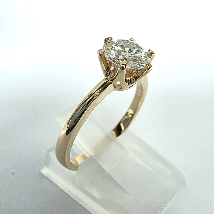 Pierścionek zaręczynowy z żółtego złota próba 585 z moissanitem 1,20 ct – ujęcie boczne – ABGOLD Baczyński