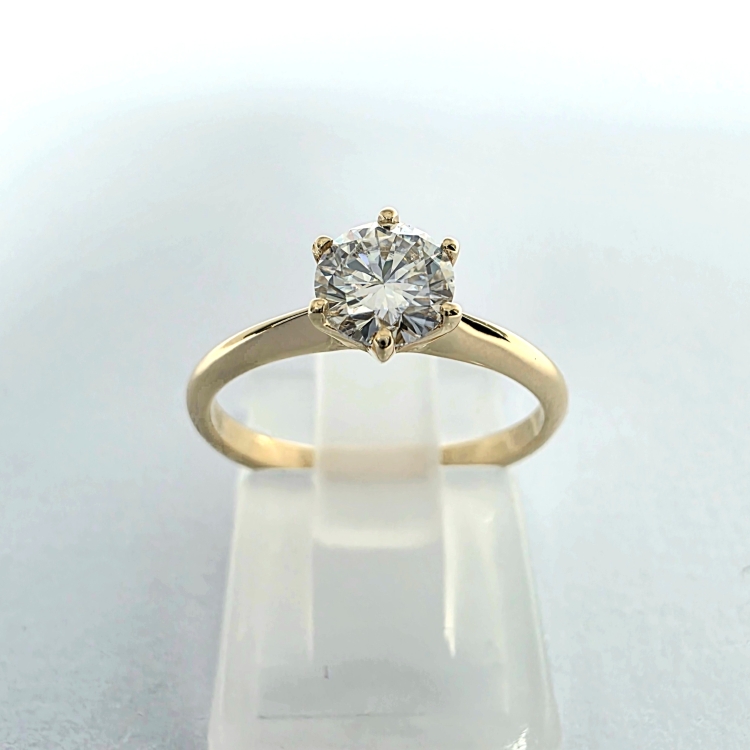 Pierścionek zaręczynowy z żółtego złota próba 585 z moissanitem 0,50 ct VVS1 D – widok z przodu – ABGOLD Baczyński