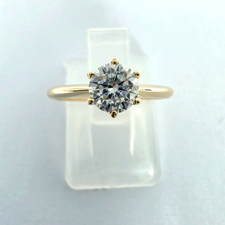 Pierścionek zaręczynowy z żółtego złota próba 585 z moissanitem 0,50 ct VVS1 D – widok z góry – ABGOLD Baczyński