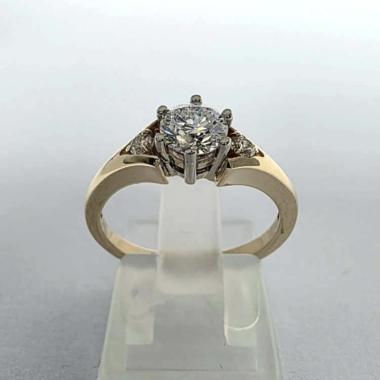 Złoty pierścionek z diamentami ok. 0,60 ct – złoto 585 – detal oprawy – ABGOLD Baczyński