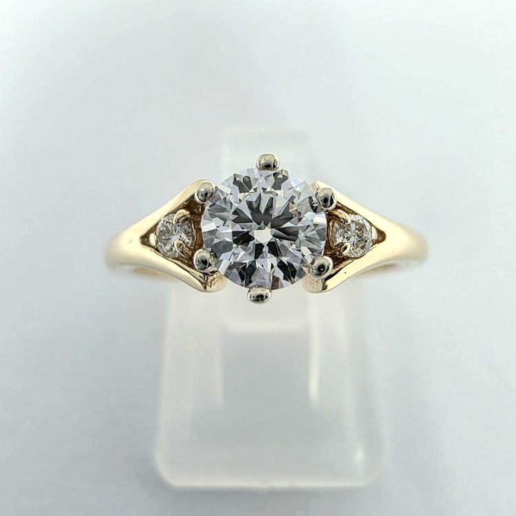 Złoty pierścionek z diamentami ok. 0,60 ct – złoto 585 – widok z góry – ABGOLD Baczyński