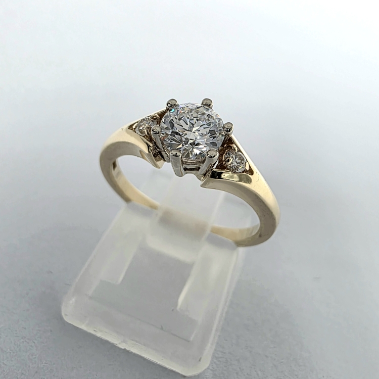 Złoty pierścionek z diamentami ok. 0,60 ct – złoto 585 – ujęcie pod kątem – ABGOLD Baczyński