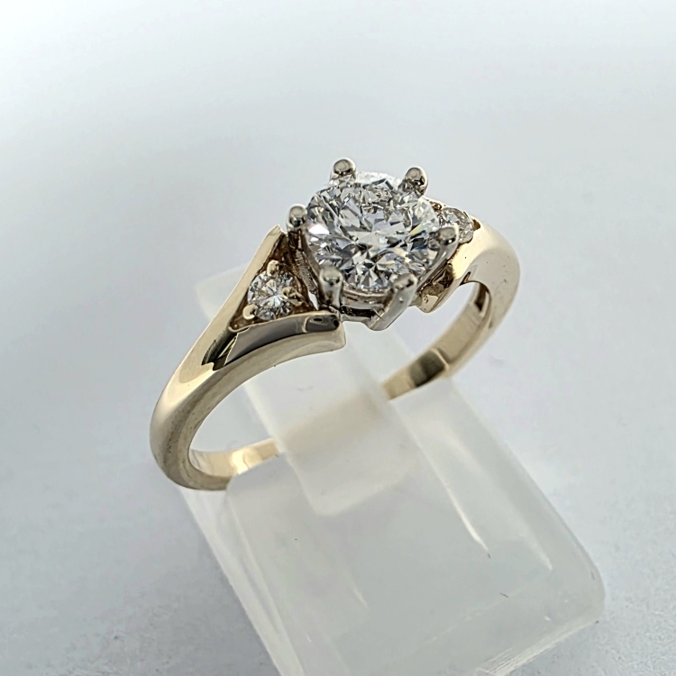 Złoty pierścionek z diamentami ok. 0,60 ct – złoto 585 – ujęcie boczne / profil pierścionka – ABGOLD Baczyński