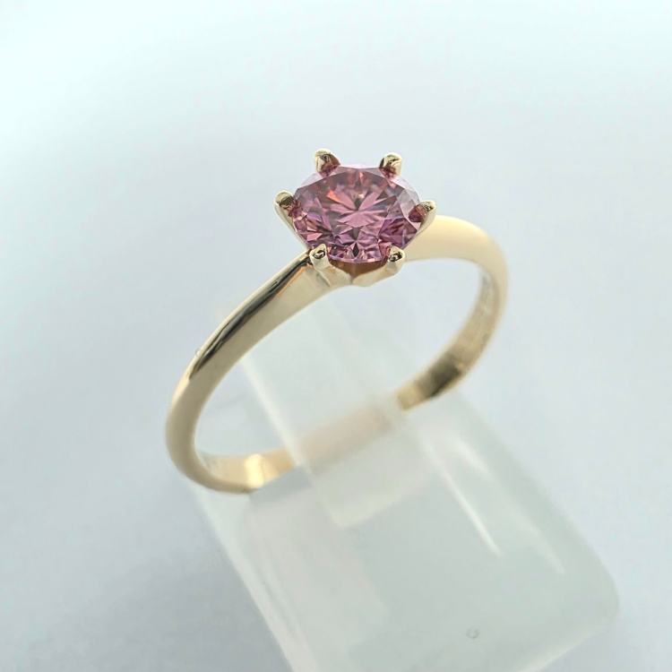 Pierścionek zaręczynowy z żółtego złota próba 585 z różowym moissanitem 0,50 ct – ujęcie pod kątem – ABGOLD Baczyński