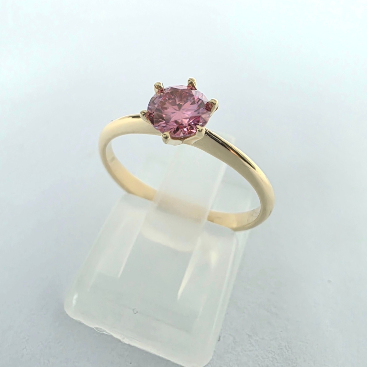 Pierścionek zaręczynowy z żółtego złota próba 585 z różowym moissanitem 0,50 ct – ujęcie boczne – ABGOLD Baczyński