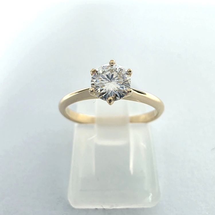 Złoty pierścionek z diamentem Lab Grown 0,34 ct – prezentacja centralna – ABGOLD Baczyński