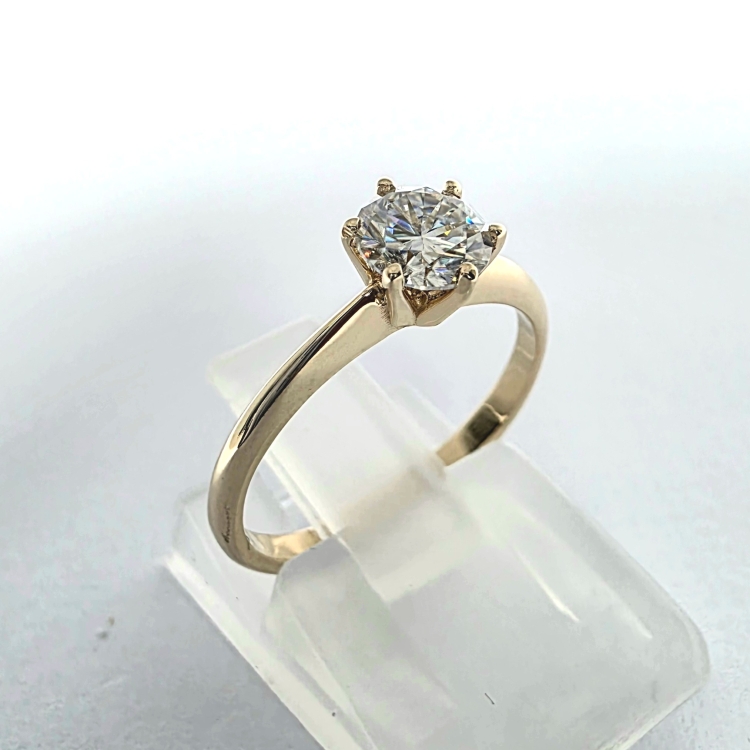 Złoty pierścionek z diamentem Lab Grown 0,34 ct – detal koszyczka – ABGOLD Baczyński