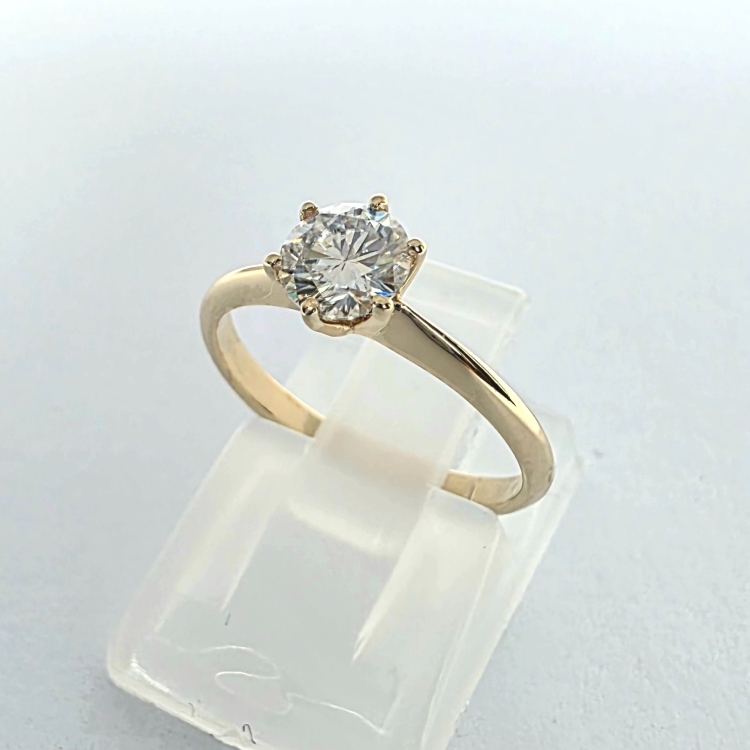 Złoty pierścionek z diamentem Lab Grown 0,34 ct – ujęcie pod kątem – ABGOLD Baczyński