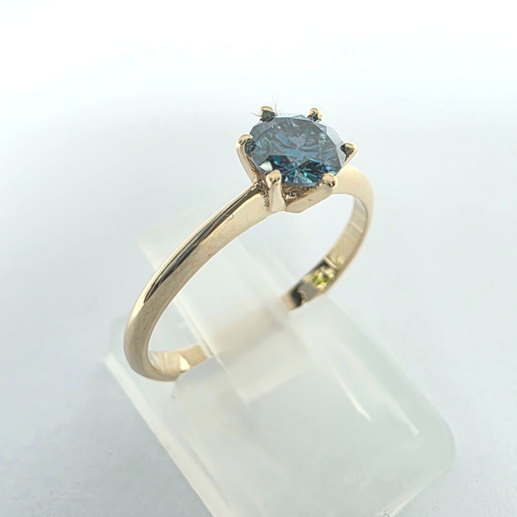 Pierścionek zaręczynowy z żółtego złota próba 585 z niebieskim moissanitem 0,50 ct – ujęcie pod kątem – ABGOLD Baczyński