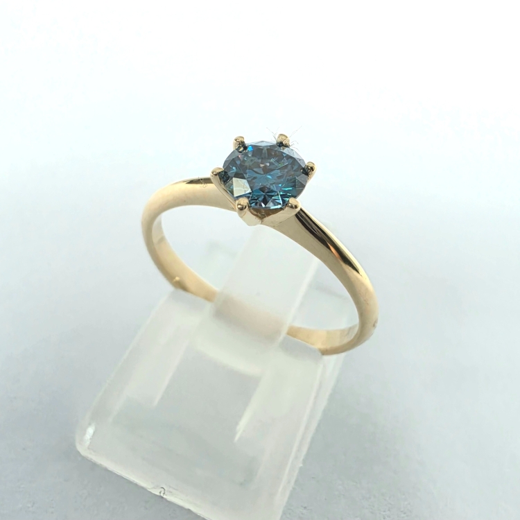 Pierścionek zaręczynowy z żółtego złota próba 585 z niebieskim moissanitem 0,50 ct – ujęcie boczne – ABGOLD Baczyński