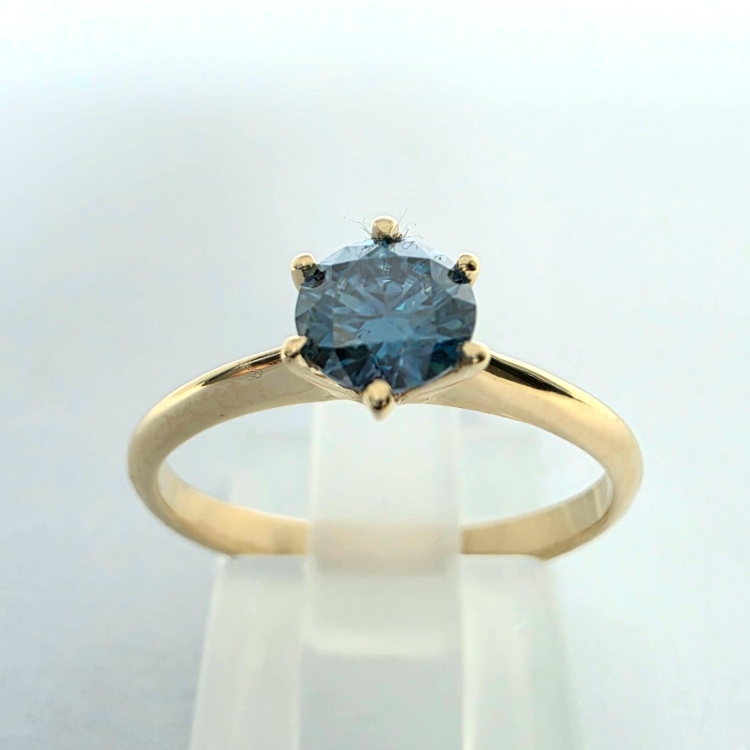 Pierścionek zaręczynowy z żółtego złota próba 585 z niebieskim moissanitem 0,50 ct – widok z góry – ABGOLD Baczyński