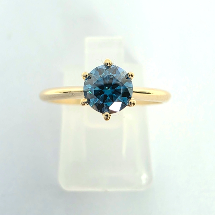 Pierścionek zaręczynowy z żółtego złota próba 585 z niebieskim moissanitem 0,50 ct – widok z przodu – ABGOLD Baczyński