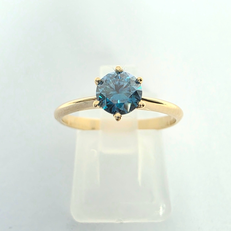 Pierścionek zaręczynowy z żółtego złota próba 585 z niebieskim moissanitem 0,50 ct – widok z przodu – ABGOLD Baczyński