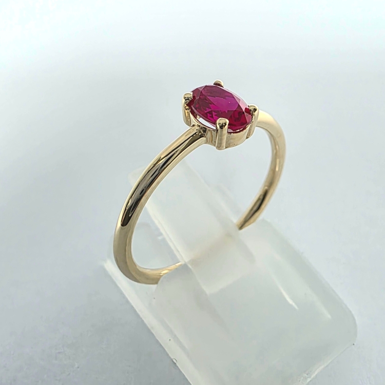 Złoty pierścionek z krwistym rubinem 585 – ujęcie pod kątem – ABGOLD Baczyński