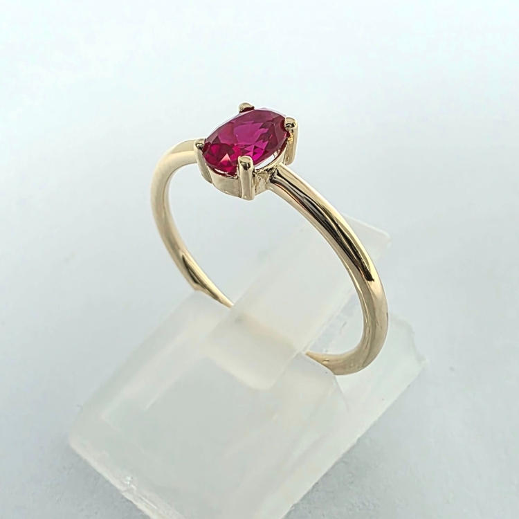 Pierścionek z rubinem owalnym 585 – widok boczny – ABGOLD Baczyński