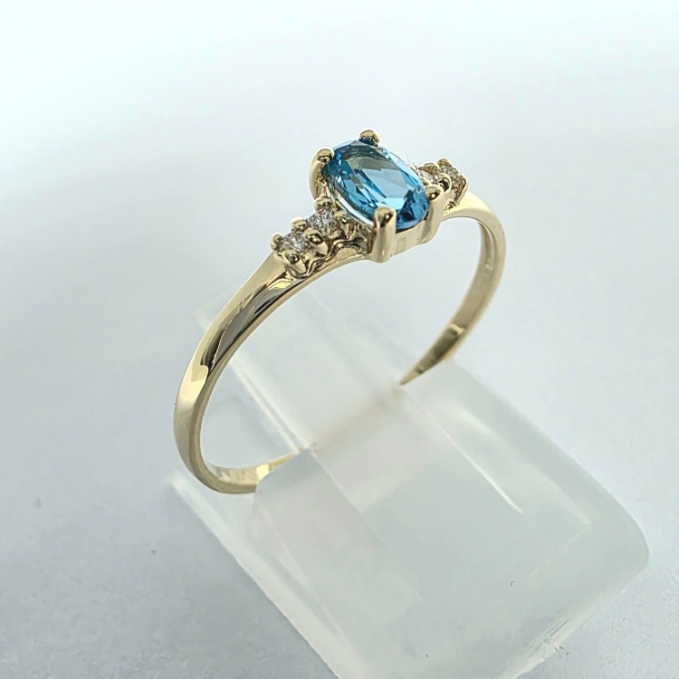 Pierścionek zaręczynowy z topazem i diamentami – ujęcie pod kątem – ABGOLD Baczyński