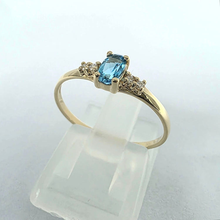 Pierścionek zaręczynowy z topazem i diamentami – ujęcie boczne – ABGOLD Baczyński