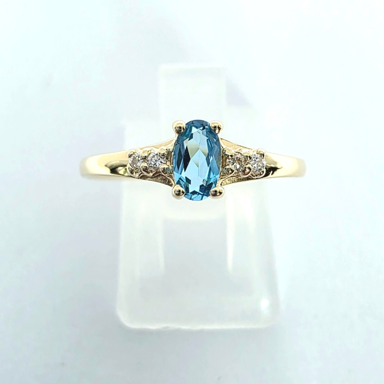 Pierścionek zaręczynowy z topazem i diamentami – widok z góry – ABGOLD Baczyński