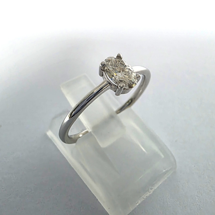 Pierścionek z białego złota próba 585 z moissanitem 0,50 ct VVS1 D – ujęcie boczne – ABGOLD Baczyński