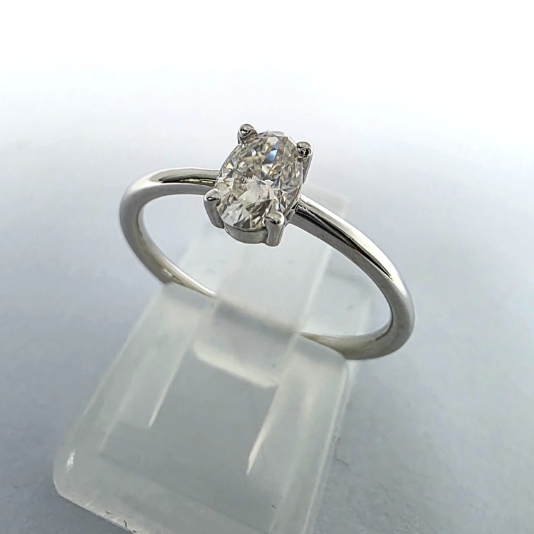 Pierścionek z białego złota próba 585 z moissanitem 0,50 ct VVS1 D – ujęcie pod kątem – ABGOLD Baczyński