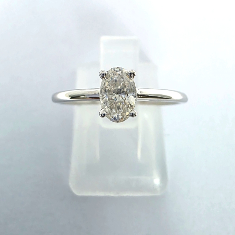 Pierścionek z białego złota próba 585 z moissanitem 0,50 ct VVS1 D – widok z przodu – ABGOLD Baczyński