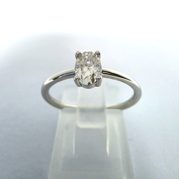 Pierścionek z białego złota próba 585 z moissanitem 0,50 ct VVS1 D – widok z góry – ABGOLD Baczyński