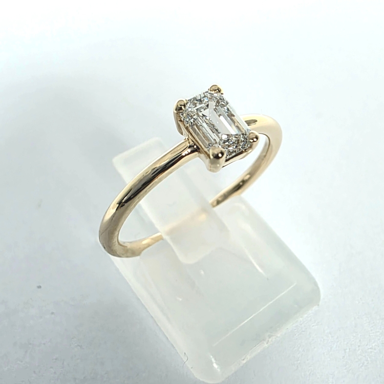 Pierścionek zaręczynowy z białego złota próba 585 z moissanitem Emerald 1,0 ct – ujęcie pod kątem – ABGOLD Baczyński