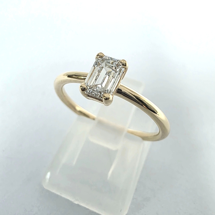 Pierścionek zaręczynowy z białego złota próba 585 z moissanitem Emerald 1,0 ct – ujęcie boczne – ABGOLD Baczyński