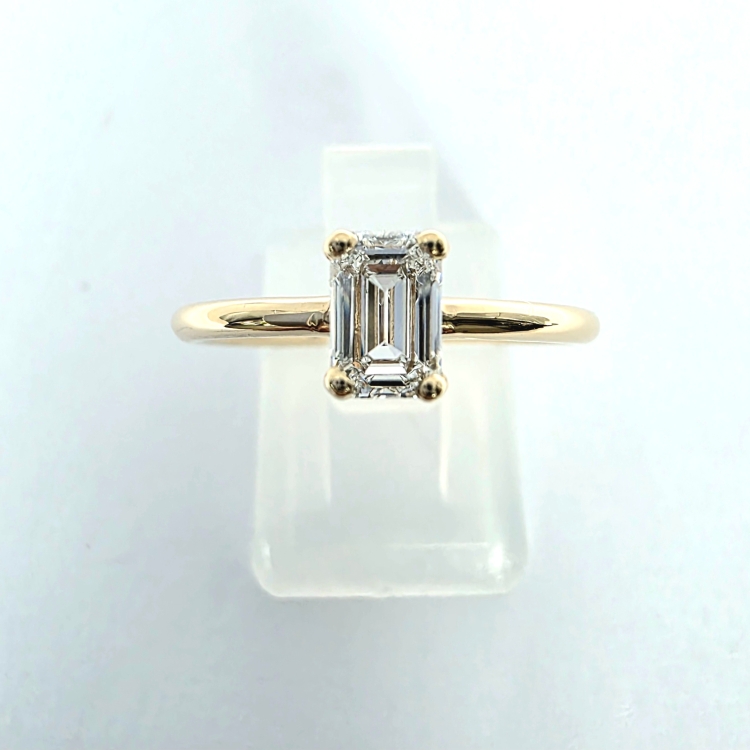 Pierścionek zaręczynowy z białego złota próba 585 z moissanitem Emerald 1,0 ct – widok z góry – ABGOLD Baczyński