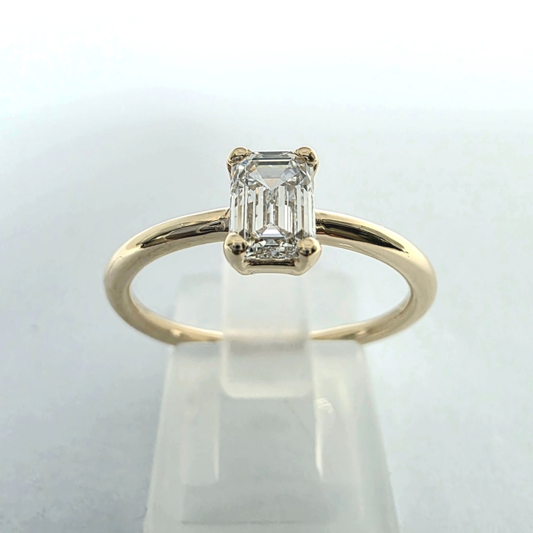 Pierścionek zaręczynowy z białego złota próba 585 z moissanitem Emerald 1,0 ct – widok z przodu – ABGOLD Baczyński