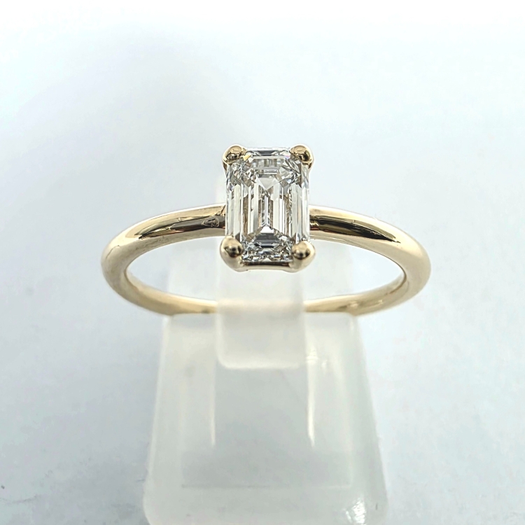 Pierścionek zaręczynowy z białego złota próba 585 z moissanitem Emerald 1,0 ct – widok z przodu – ABGOLD Baczyński